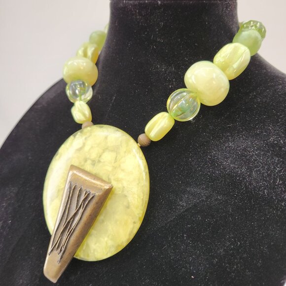 Chunky Green Beaded Statement Necklace With Large Light Green Pendant & Bronze A - Picture 6 of 12